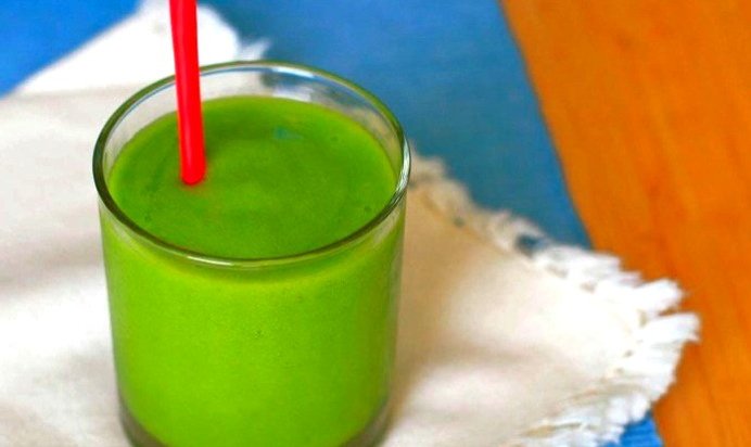 Смузи из брокколи, шпината и фруктов