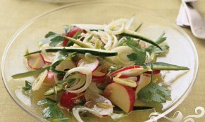 Салат из цуккини, фенхеля и редиса