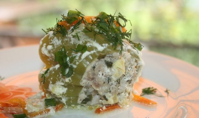 Нежные перцы со свино-говяжьим фаршем и свежей зеленью