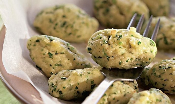 Клецки с петрушкой и чесночным маслом