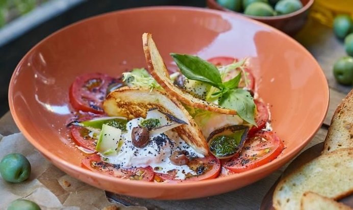 Страчателла с помидорами и соусом Песто