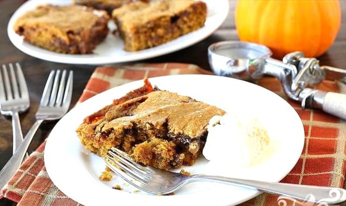 Тыквенные пирожные с карамелью и шоколадом