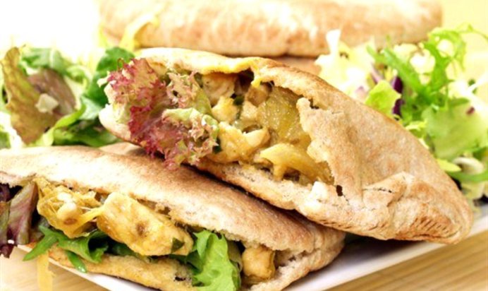 Куриный салат с виноградом и кешью в пите