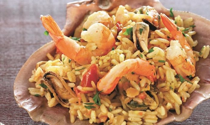 Плов с креветками и мидиями