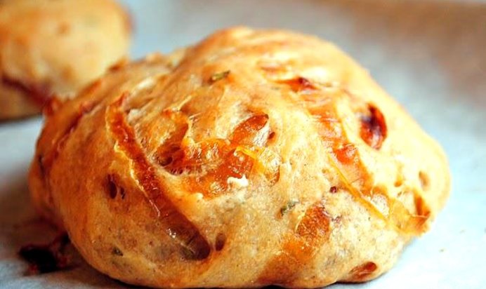 Хлеб с луком и розмарином