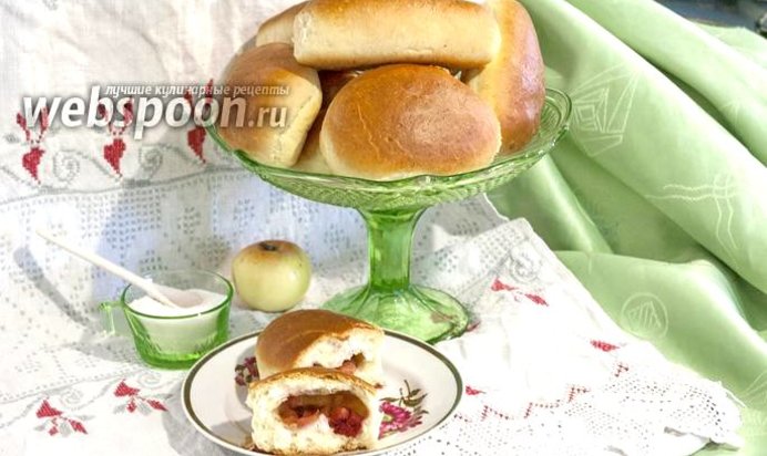 Пирожки духовые с консервированной вишней и яблоками
