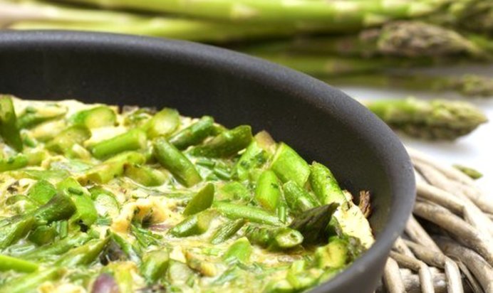 Запеченный омлет со спаржей