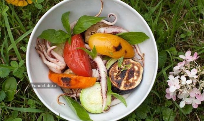 Щупальца кальмара с овощами на гриле