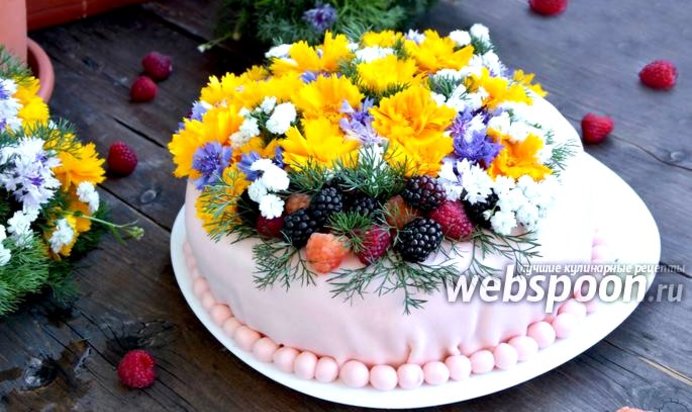 Бисквитный торт с ягодами и живыми цветами