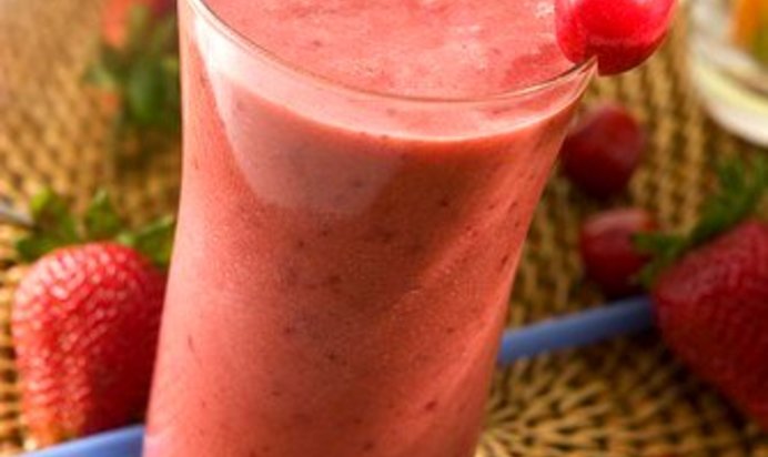 Смузи из клубники и черешни