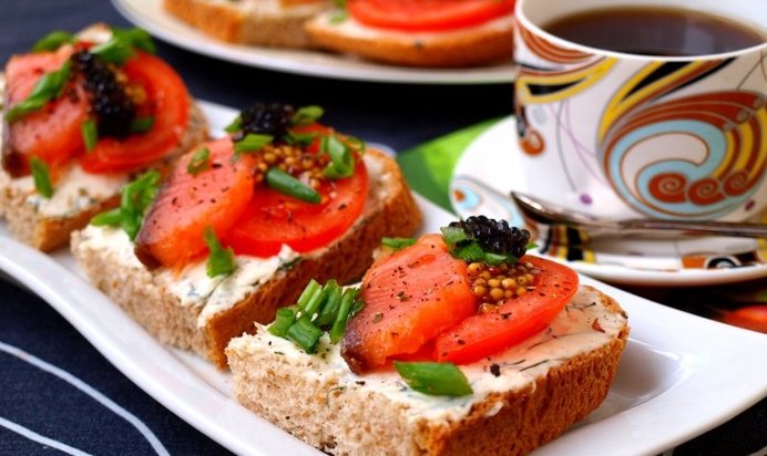 Бутерброды с сёмгой, помидорами и плавленным сыром