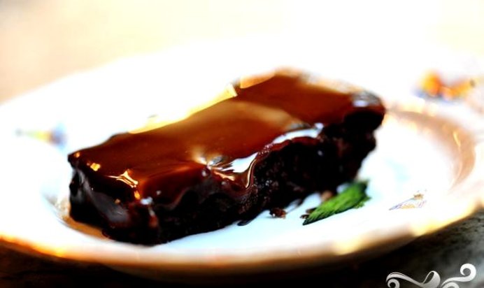 Шоколадные пирожные в глазури