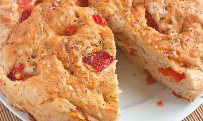 Хлеб с запеченным перцем и травами