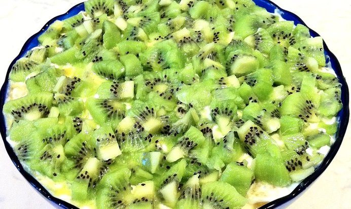 Слоеный куриный салат с киви, ананасами и грибами