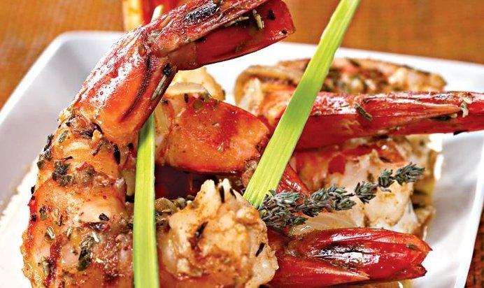 Креветки с томатом и белым вином