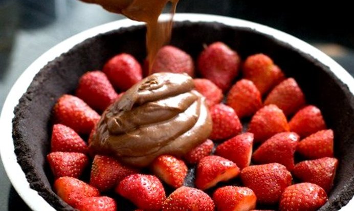 Шоколадно-клубничный торт