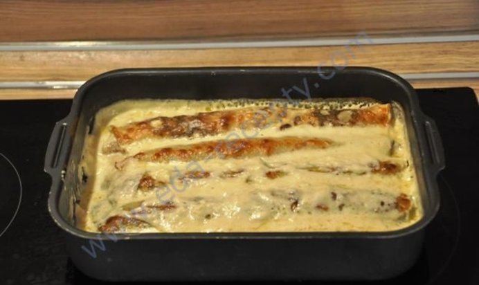 Блинчики с начинкой из грибов в сырном соусе