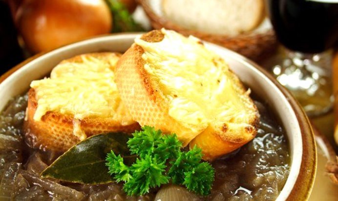 Французский луковый суп с красным вином