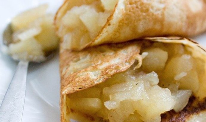 Тонкие блинчики с пряной яблочной начинкой