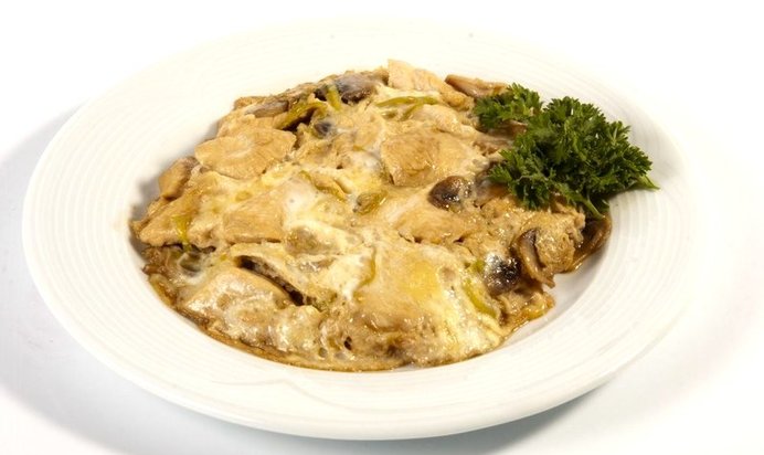 Куриное филе в соевом соусе, в омлете с рисом и спаржей