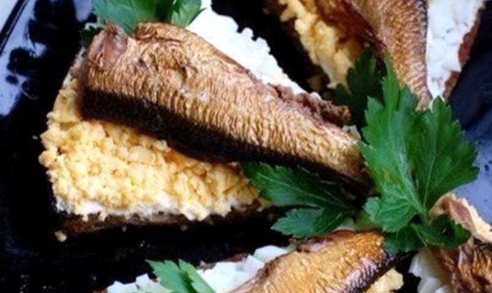 Чесночные гренки с яйцом и шпротами