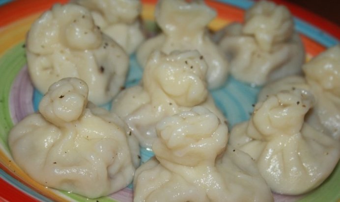 Мини-хинкали с говядиной, пекинской капустой и соевым соусом