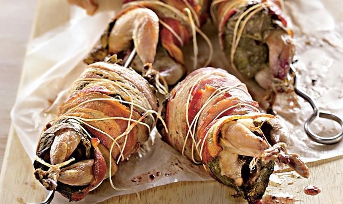 Перепела на вертеле в беконе и виноградных листьях