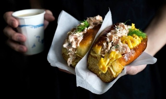 Бутерброды с яичницей и лососем