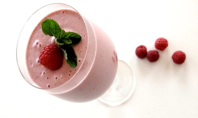 Молочный коктейль с малиной