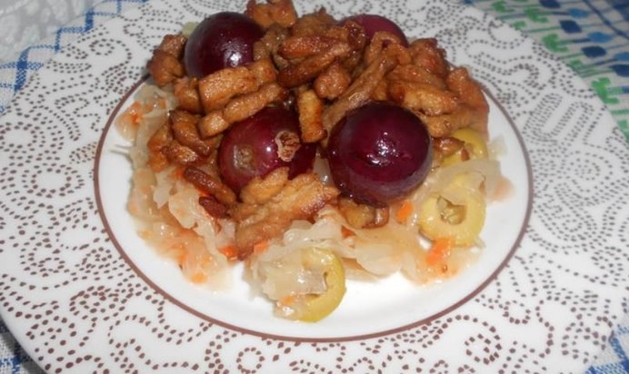 Теплый салат из винограда, свинины и кислой капусты