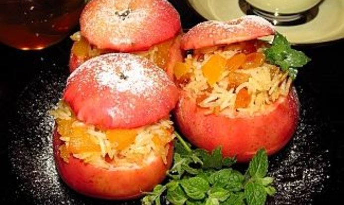 Сладкий плов с тыквой и изюмом, запеченный в яблоках