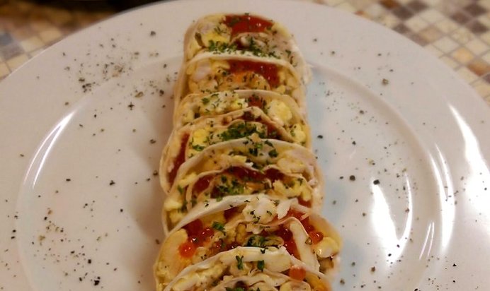 Омлет в лаваше с икрой и сыром