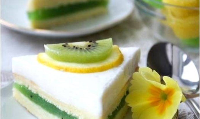 Пирожные с желе из киви