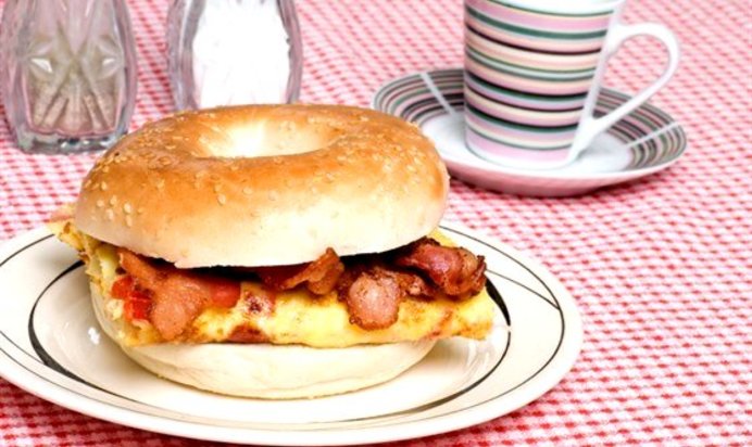 Булочки с луковым омлетом, беконом и печеным красным перцем