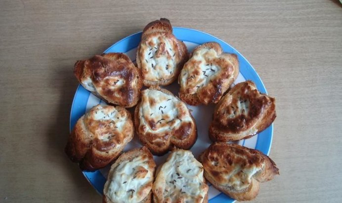 Горячие бутерброды с творогом и тмином