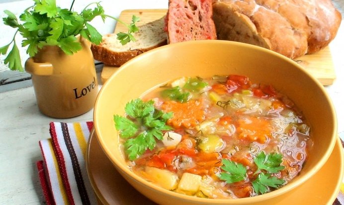 Овощной, летний супчик с томатно-чесночными гренками