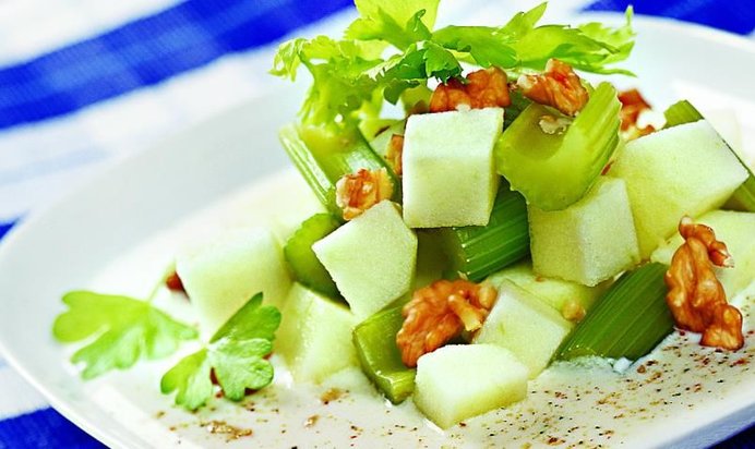 Салат из яблок с сельдереем и орехами