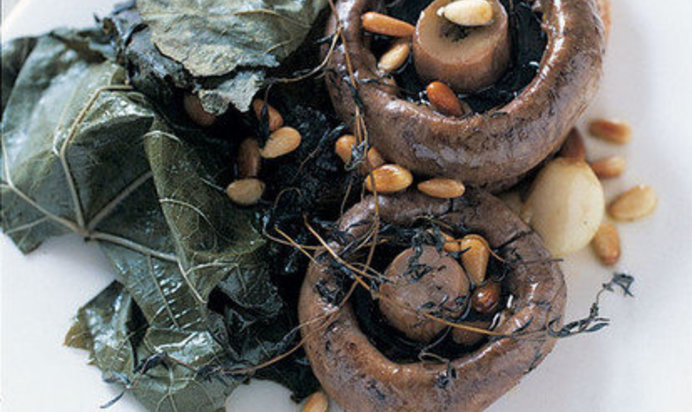 Тосты с грибами, запеченными в виноградных листьях