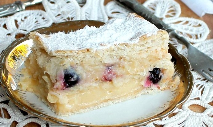 Торт из слоеного теста с вишней