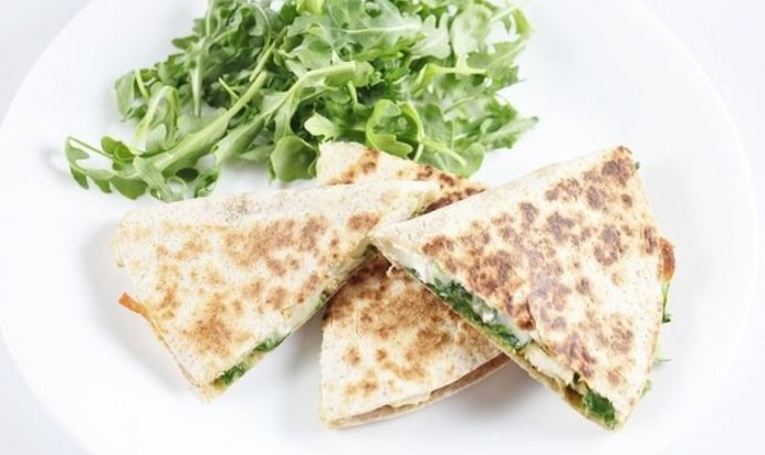 Кесадилья с курицей и козьим сыром