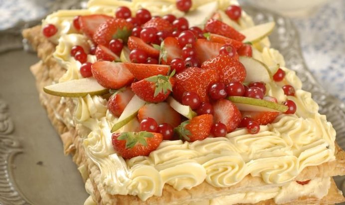 Фруктово-ягодный наполеон в мятном сиропе