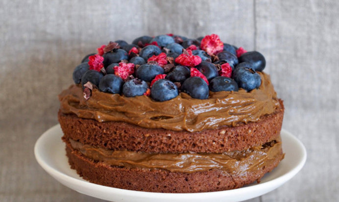Шоколадный торт с ягодами