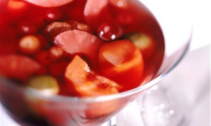 Летний фруктово-ягодный пунш с розовым шампанским