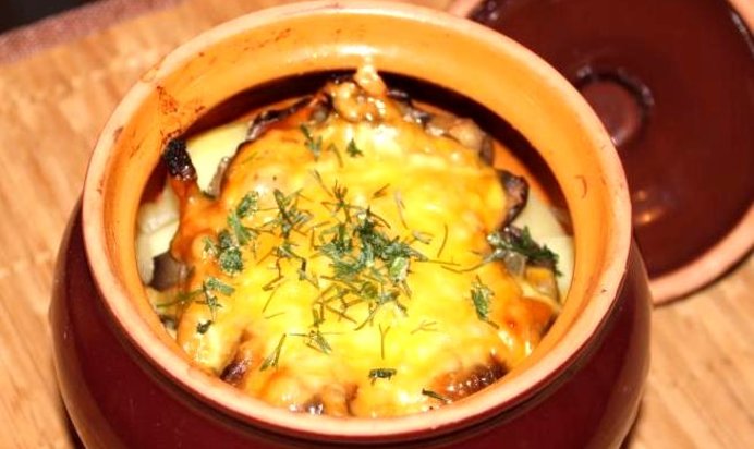 Пельмени, запеченные в горшочке