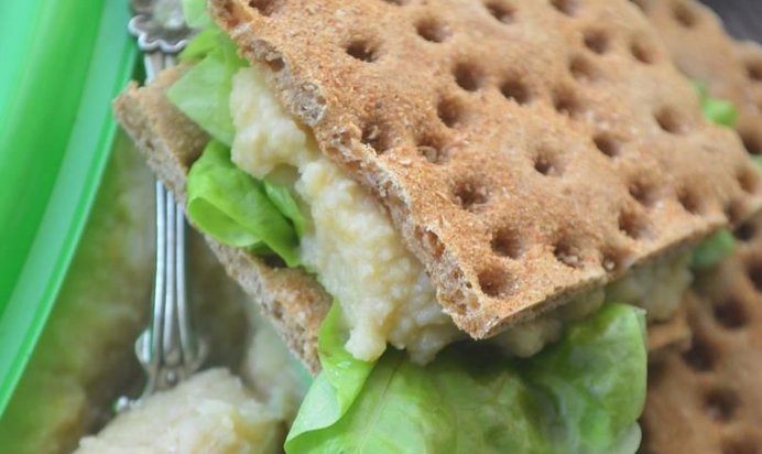 Паштет из нута с яблоками и хлебцами из отрубей