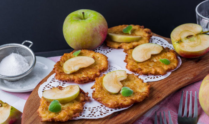 Фисташковые оладьи с финиками