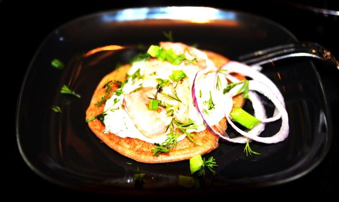 Гречневые оладьи с соленым лососем и йогуртовой заправкой