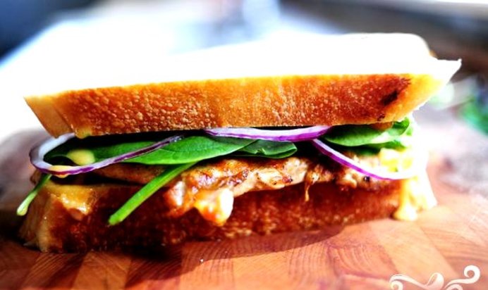 Горячие бутерброды с курицей и абрикосовым соусом