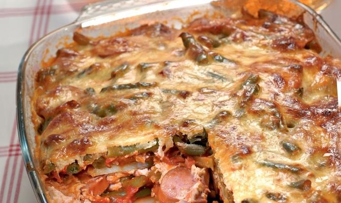 Овощная запеканка с сардельками