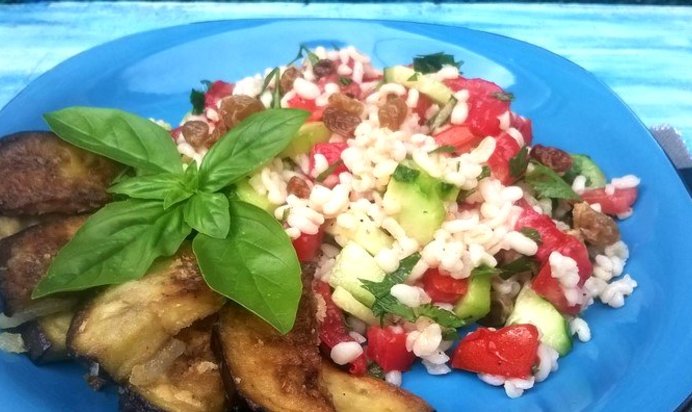Салат с булгуром и баклажанами